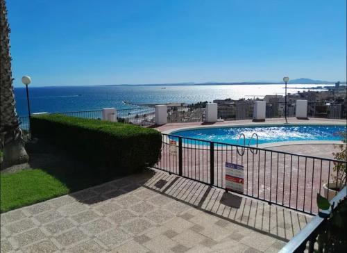 Appartement 2 chambres, piscine et vue mer