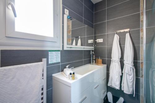 Ένα μπάνιο στο GuestHouse La Costière - logements indépendants - espace piscine jacuzzi