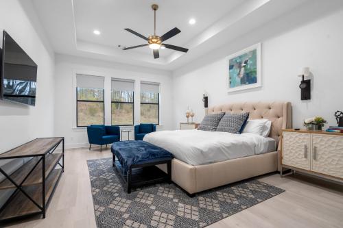 a bedroom with a bed and a ceiling fan at Modern Retreat 10 min-Oaklawn BBQ grill Pavillion Kids playground in Hot Springs
