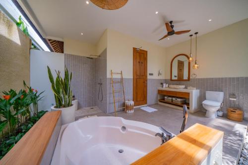 Ένα μπάνιο στο Luxury Balinese Oasis with private pool - 2 BR