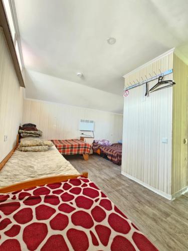 Habitación con 2 camas y alfombra roja y blanca en Помешкання з парковкою, en Cherkasy