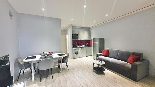 un salon avec un canapé et une table dans l'établissement Cannes 1-Bedroom Apartment - 15M, à Cannes