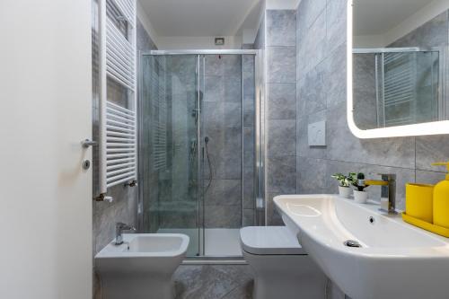 Koupelna v ubytování Elegant Seaside Apartment with Pool and Parking