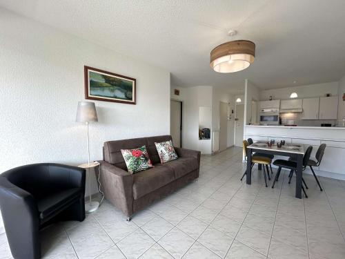 un salon avec un canapé et une salle à manger dans l'établissement Charmant 2 pièces, 4 couchages, balcon, parking, à 2 pas de la Grande Plage de Saint-Gilles-Croix-de-Vie - FR-1-224-813, à Saint-Gilles-Croix-de-Vie