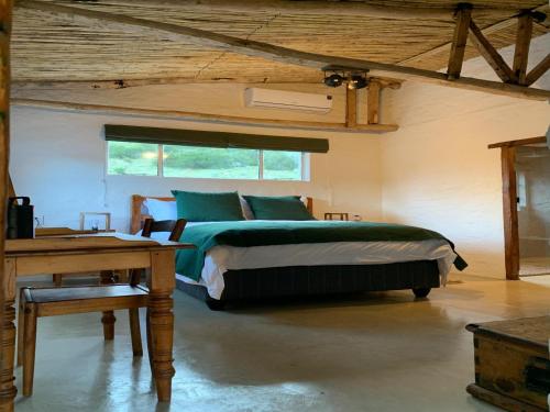 En eller flere senge i et værelse på Aasvogelkrans Farm Cottages & Camping