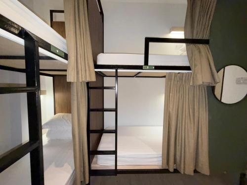 Un ou plusieurs lits dans un hébergement de l'établissement Jiran Hostel Kota Kinabalu