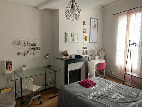 une chambre avec un lit, un bureau et une table dans l'établissement Maison typique Bordeaux avec piscine, à Bègles