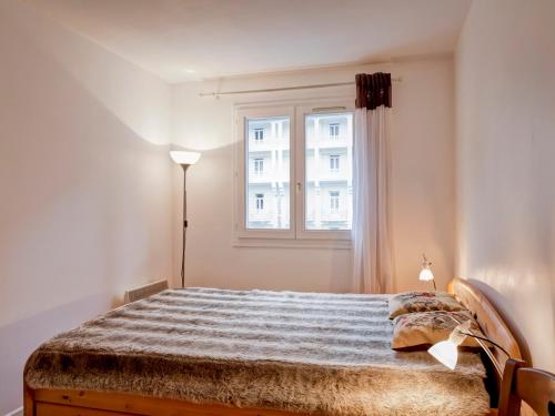 une chambre avec un lit et une fenêtre dans l'établissement Appartement lumineux 3 pièces pour 6 avec balcon, parking, WiFi, animaux admis - FR-1-512-7, à Brides-les-Bains