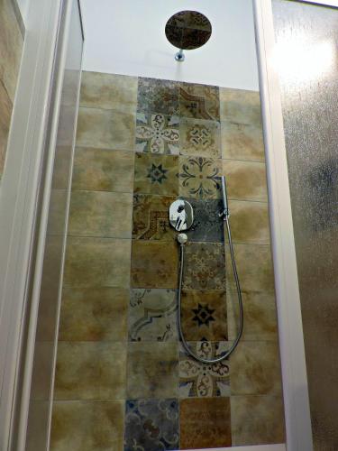 a shower with a soccer ball on the floor at Timbuktu Hostel in San Vito lo Capo