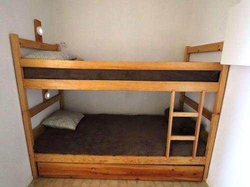 Ce lit superposé se trouve dans une petite chambre. dans l'établissement Studio Cabine avec Clim, Piscine, Ascenseur et Parking, Proche Plage et Commerces - FR-1-307-143, au Grau-du-Roi