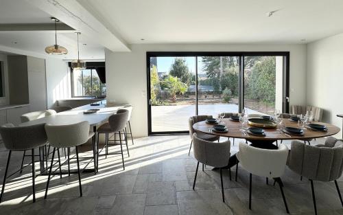 une cuisine et une salle à manger avec une table et des chaises dans l'établissement Superbe maison rénovée en plein coeur de Sainte Marine, à Combrit