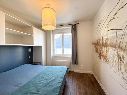 une chambre avec un lit et un tableau au mur dans l'établissement Superbe maison rénovée en plein coeur de Sainte Marine, à Combrit