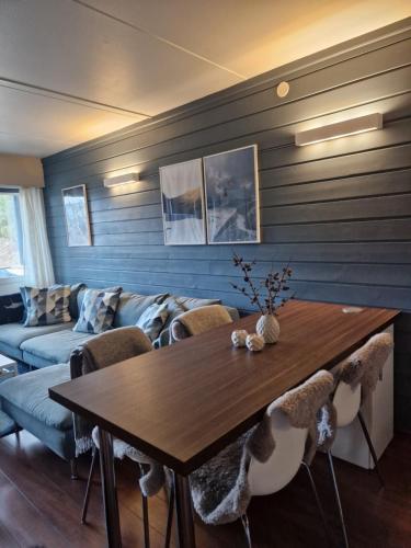 ein Wohnzimmer mit Tisch und Couch in der Unterkunft Storehorn Apartments Hemsedal in Fausko