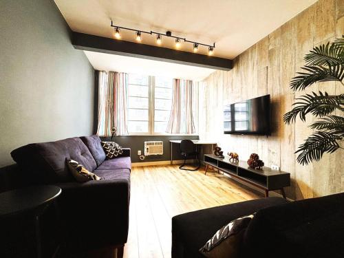a living room with a couch and a window at Apartamento Moderno em Copacabana in Rio de Janeiro
