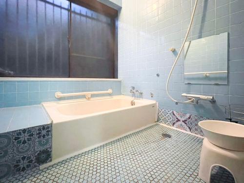 伊東市にあるHoliday House 川奈のバスルーム(バスタブ、トイレ付)