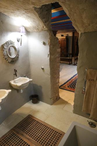 une salle de bain avec un lavabo et un miroir dans l'établissement Chambre d'hôte médiévale, à Saint-Aoustrille