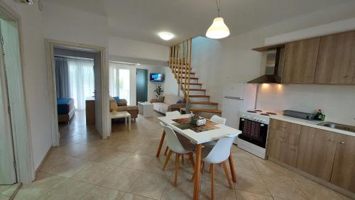 Kuchyň nebo kuchyňský kout v ubytování Argiri Apartments & Suites