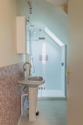 une salle de bain avec un lavabo et une douche dans l'établissement Résidence du Steir - T2, à Quimper