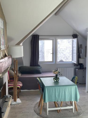 un salon avec une table et un canapé dans l'établissement 1er secret de Honfleur, à Honfleur