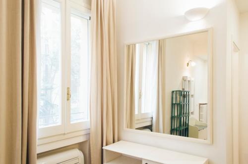ボローニャにあるMascarella Suite Homeのバスルーム(鏡、窓付)