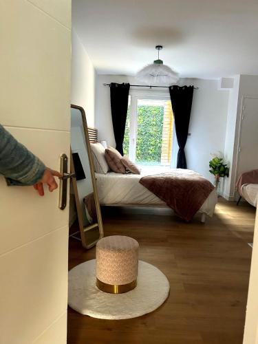 Cette chambre comprend un lit et un chapeau sur la porte. dans l'établissement Suite-Luxe-Love-Detente, à Troyes