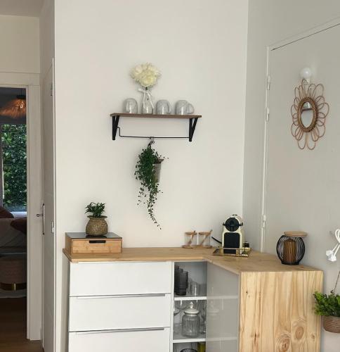 Cette chambre est dotée d'un mur blanc avec un comptoir en bois. dans l'établissement Suite-Luxe-Love-Detente, à Troyes