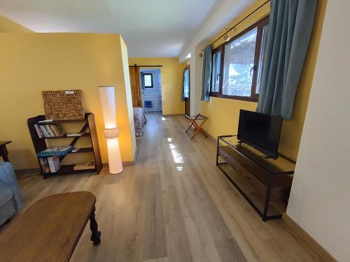 a living room with a television and a couch at Apartamento Rural La Frondosa in Villasbuenas de Gata