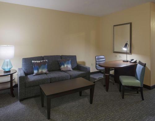 Χώρος καθιστικού στο DoubleTree Suites by Hilton Bentonville
