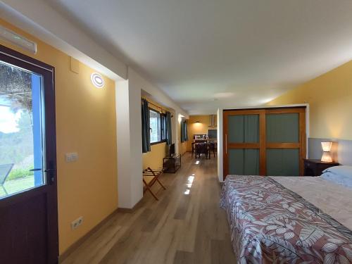 a bedroom with a bed and a large window at Apartamento Rural La Frondosa in Villasbuenas de Gata