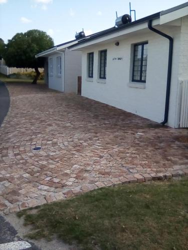 a brick driveway in front of a house at Little Seacastle in Pearly Beach