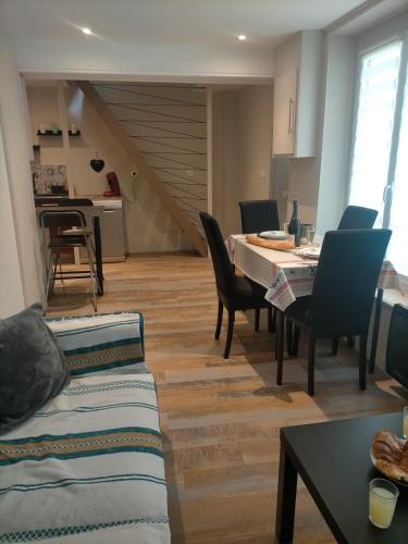 une salle à manger et un salon avec une table et des chaises dans l'établissement S Bourgeois 2 Charmant T3 tout équipé au centre, à Sedan