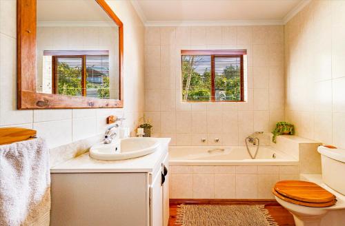 een badkamer met een wastafel, een bad en een toilet bij 5 on Paul Kruger in Somerset West