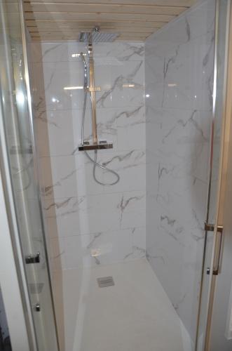 La salle de bains est pourvue d'une douche en marbre blanc. dans l'établissement Bateau solaire, à Castelfranc