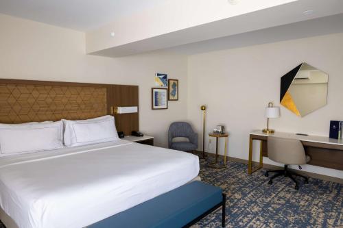 Ένα ή περισσότερα κρεβάτια σε δωμάτιο στο DoubleTree by Hilton Tinton Falls-Eatontown