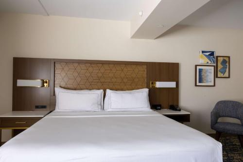 Ένα ή περισσότερα κρεβάτια σε δωμάτιο στο DoubleTree by Hilton Tinton Falls-Eatontown