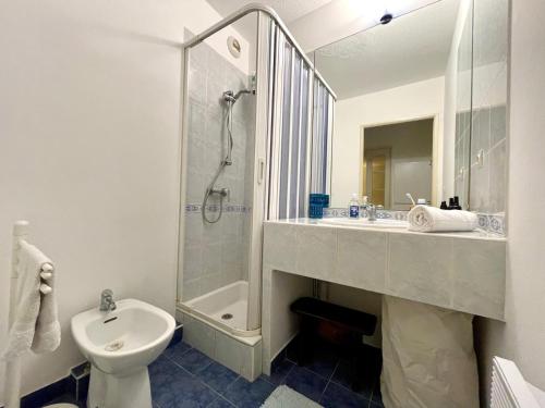 une salle de bain avec un lavabo, des toilettes et une douche dans l'établissement Charme Appartement avec Terrasse, à Cannes