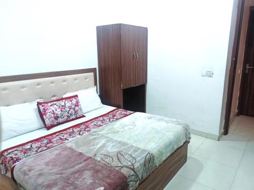 ein Bett mit zwei Kissen darauf in einem Zimmer in der Unterkunft Mannat Guest House and PG in Amritsar