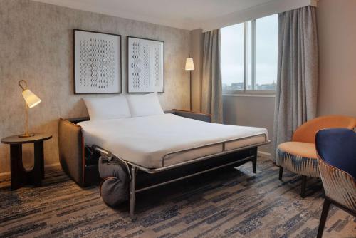 Postel nebo postele na pokoji v ubytování Hilton Leeds City