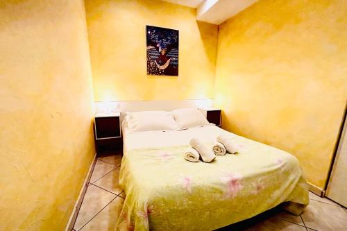 une petite chambre avec un lit avec des serviettes dessus dans l'établissement Le République - Centre Collioure - Wifi, à Collioure