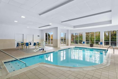 a swimming pool in a large room with a large ceiling at Hilton Garden Inn Lexington Georgetown in Georgetown