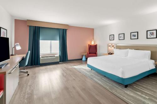 a hotel room with a bed and a television at Hilton Garden Inn Lexington Georgetown in Georgetown