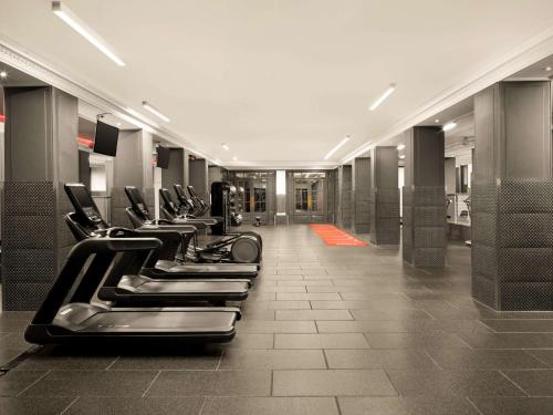 Fitness centrum a/nebo fitness zařízení v ubytování The Waldorf Hilton