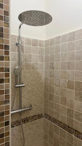 une douche avec pommeau de douche dans une salle de bain dans l'établissement Casa-Cathy, à Ajaccio