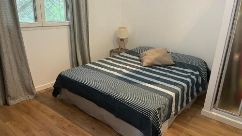 une chambre avec un lit avec un oreiller dessus dans l'établissement Casa-Cathy, à Ajaccio