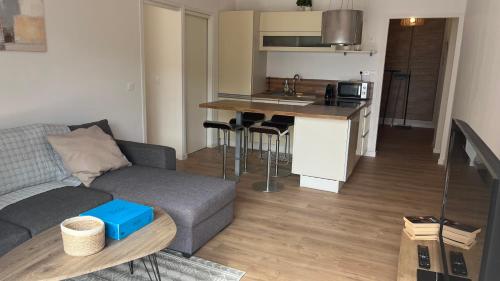 un salon avec un canapé et une cuisine dans l'établissement Casa-Cathy, à Ajaccio