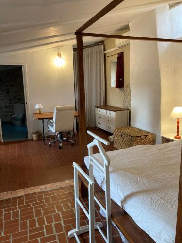 une chambre avec un lit, un bureau et une table dans l'établissement Charming house and studio, à Les Matelles