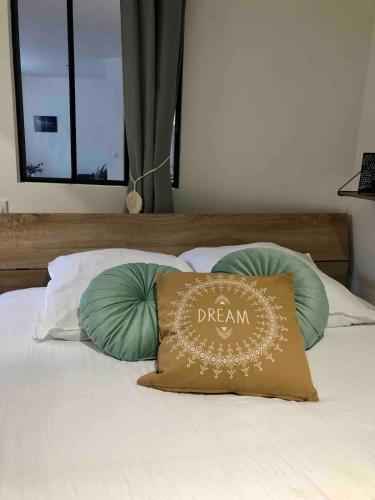 un lit avec deux oreillers dessus dans l'établissement Apparement au centre de Semur en Auxois, à Semur-en-Auxois