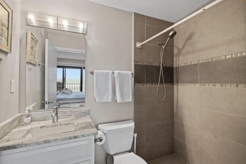 Bilik mandi di Seabatical-oceanfront -pools ,hot Tub, Sauna #203