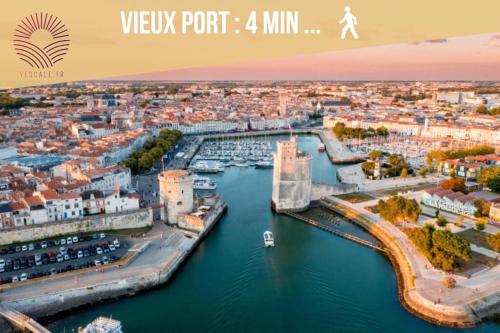 une vue aérienne d'une ville avec un port dans l'établissement Gare et vieux port, à La Rochelle