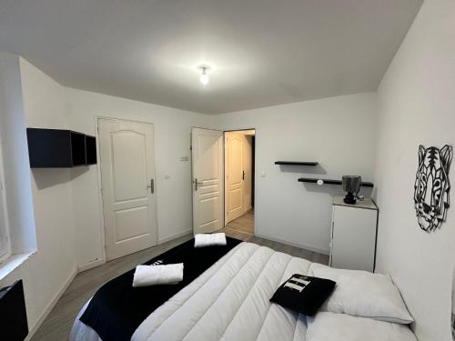 une chambre avec un grand lit dans une pièce dans l'établissement Le cosy de la gare 5, à Nazelles-Négron